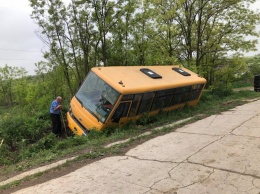 Подольский район: слетевший в кювет школьный автобус и «дороги как после войны»