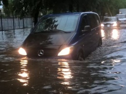 В Черкассах - наводнение после ливня. В ловушке оказались 10 автомобилей и маршрутка