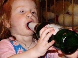 Горисполком Бердянска решил лишить родительских прав мать, поившую ребенка пивом