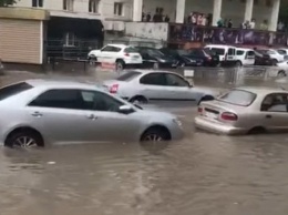 Потоп в Симферополе: машины плавают по утонувшим дорогам