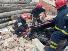 В Хмельницкой области рухнула стена мебельной фабрики, похоронив под собой 2 автомобиля