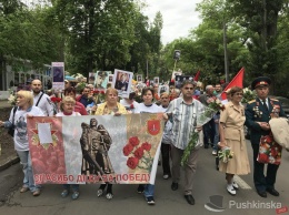 На Аллею Славы в Одессе пришел «Бессмертный полк»: активисты соревнуются в кричалках. Фото, видео