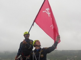 «Знамя Победы» возрузили на вершину крымских гор сотрудникик «КРЫМ-СПАС»
