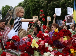 С георгиевскими лентами, футболкой "СССР", столкновениями, но без грубых нарушений: Как в Украине отметили 9 мая