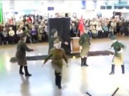 Танец девушек в военной форме разгневал соцсети. ВИДЕО