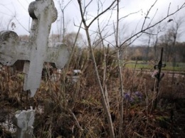 В Сумах кладбищенские вандалы сняли металлический памятник и ограду