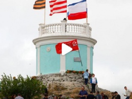 Керчанин водрузил флаг Победы на Вечном огне 9 мая