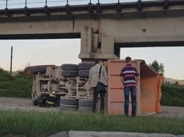 Под Севастополем КамАЗ зацепился кузовом за мост и опрокинулся