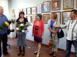 В Новокаховской картинной галерее открылась выставка местной художницы