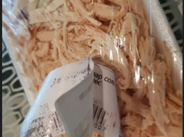 "Возвращай и заставь сожрать вместе с упаковкой": в соцсети возмущаются качеством продуктов в магазинах Донецка