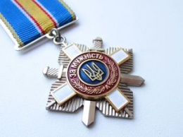 Порошенко наградил ветерана орденом "За мужество"