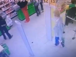 В одном из запорожских супермаркетов женщина лишилась ценной вещи (ВИДЕО)