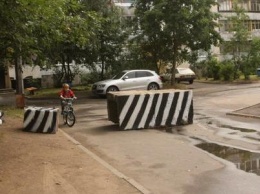 Коммунальщики разберут бетонные баррикады жильцов дома 17а по ул. Ломоносова