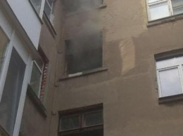 В Сумах горела квартира в пятиэтажке: пожарные спасли 2 женщин, 3 детей эвакуировали