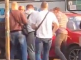 Весеннее обострение: На Котовского в Одессе жестоко подрались водители, - ВИДЕО