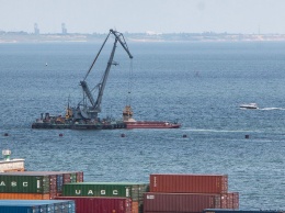 В Одесском порту начали восстанавливать утонувший волнолом, который стоил государству почти 600 млн гривен