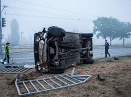 Смертельное ДТП в Днепре: автомобиль снес забор и перевернулся, один погибший (ФОТО, ВИДЕО)