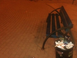 В соцсетях жалуются на пьющих возле детских площадок Донецка (фото)