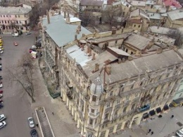 В Одессе упавший с фасада здания камень травмировал подростка