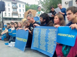 У посольства России в Киеве прошла акция в поддержку Сенцова