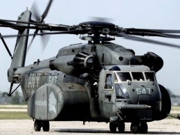 В США тяжелый военный вертолет случайно сбросил на школу ящики с патронами