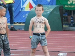 В Болгарии на футбольный матч вывели детей со свастикой. Фото