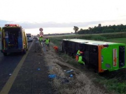 В Италии перевернулся пассажирский автобус: десятки пострадавших