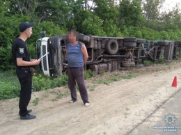 На Луганщине мужчина выпил пол-литра водки и перевернул грузовик с 20 тоннами гречки (фото)