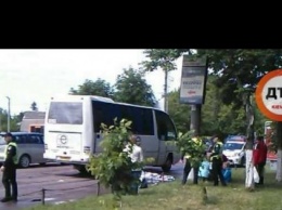 В Борисполе автобус сбил двоих детей: одну девочку протянуло под колесами около 30 метров