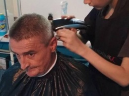 По зову сердца. В Мариуполе будущий парикмахер устроил "день красоты" для пациентов госпиталя, - ФОТО