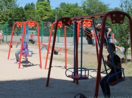 В Скадовске к началу турсезона устанавливают детские площадки