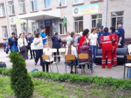 В сети назвали распыление неизвестного вещества в школах Харькова и Николаева попыткой срыва ВНО