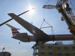 В Граце на крышу отеля установили самолет Ил-62