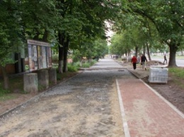 На улице Рокоссовского начали укладывать плитку на тротуаре. Велодорожки в комплекте