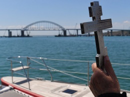 Во время морского крестного хода в Керчи освятили Крымский мост