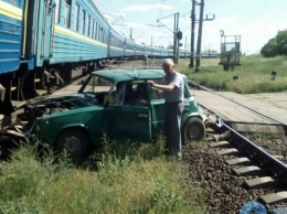 Жигули дважды попало под поезд на Одесской железной дороге