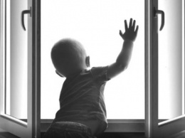 В Запорожье из окна многоэтажки выпал ребенок