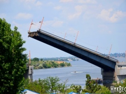 В Николаеве развели мосты: акваторию города покинул десантный корабль «Юрий Олифиренко»