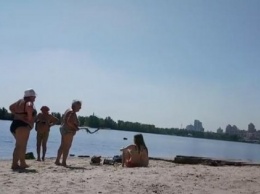 На киевском пляже пенсионерка отлупила девушек палкой (ВИДЕО)