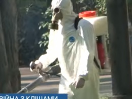 В Кременчугских парках продолжается борьба с клещами (ВИДЕО)