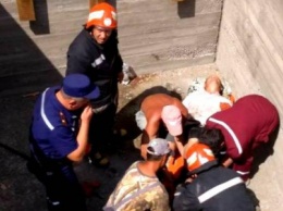 Под Одессой строитель упал в котлован и поломал ногу, - ФОТО