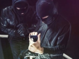 Пока охранник спал: в Киеве произошло дерзкое ограбление, вынесли сейфы с миллионами гривен (видео)