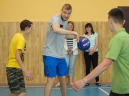 Обладатели кубка Украины по баскетболу провели мастер-класс для школьников Соленого в осовремененном спортзале