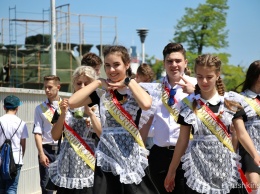 Пестрые ленты, красивые наряды и «детское» шампанское: как выпускники в центре Одессы последний звонок отмечают. Фото