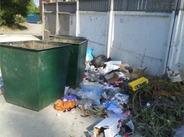 В Керчи мусоровоз рассыпает отходы мимо