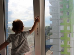 Советы родителям: как обезопасить ребенка от выпадения из окна