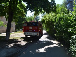Одесские спасатели вынесли мужчину из горящей пятиэтажки на Черемушках