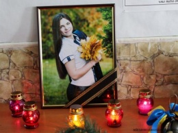 В Донецкой обл. попрощались со школьницей, которая погибла во время обстрела Зализного