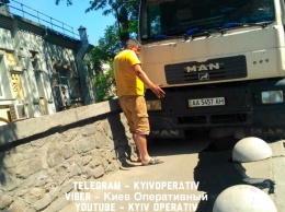 В центре Киева грузовик без тормозов снес болларды и вылетел на тротуар