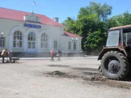 На вокзале в Таврийске проводится ремонт асфальтового покрытия